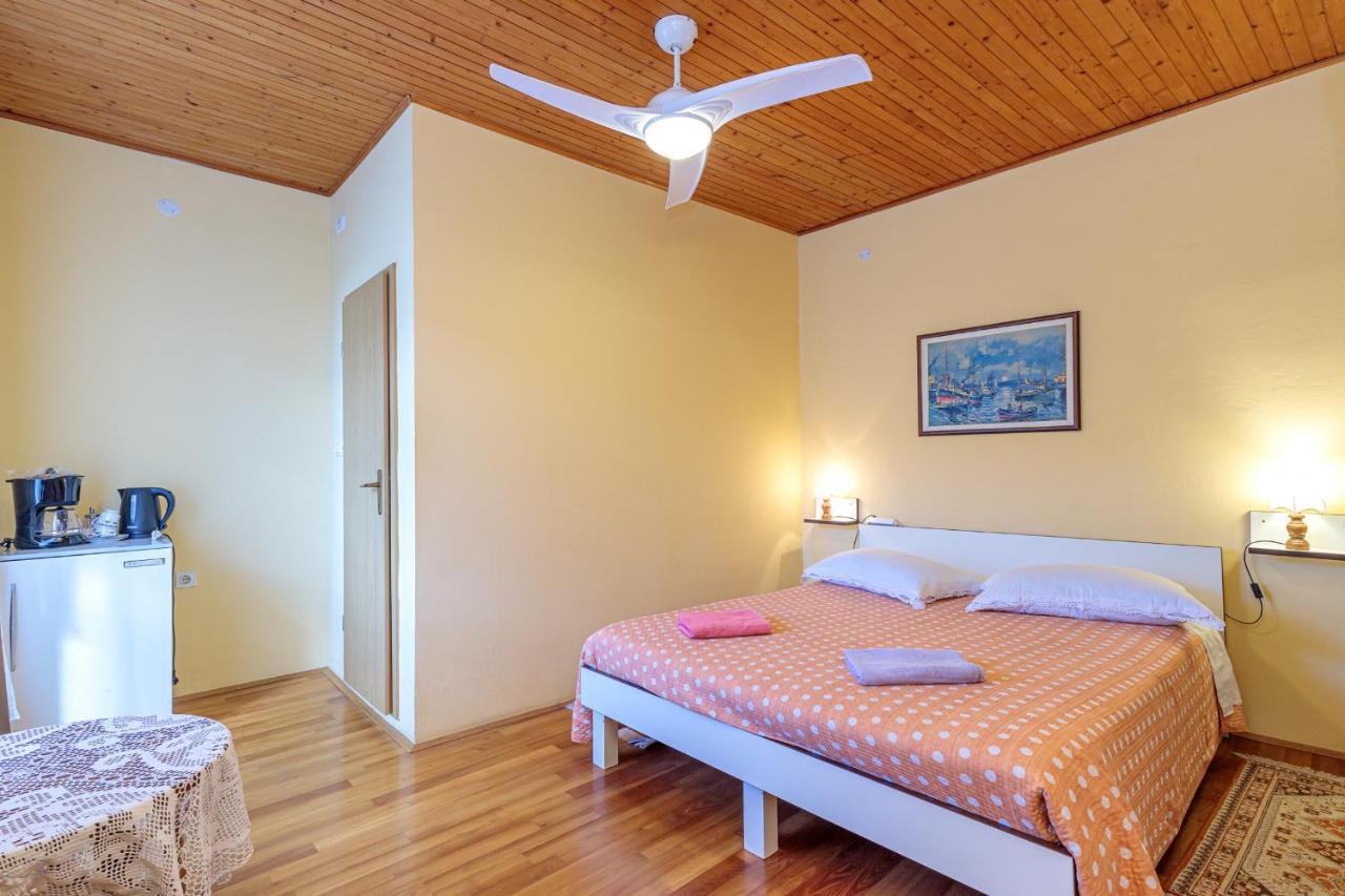 Rooms Nela Hum Esterno foto